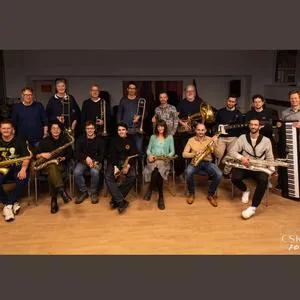 szene-Radar - Platz der alten Synagoge - Jazzhaus Big Band, Freiburg stimmt ein  in Freiburg im Breisgau