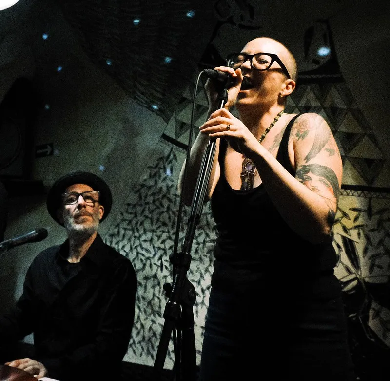 szene-Radar - Genna & Jesse, Litfass  in Freiburg im Breisgau